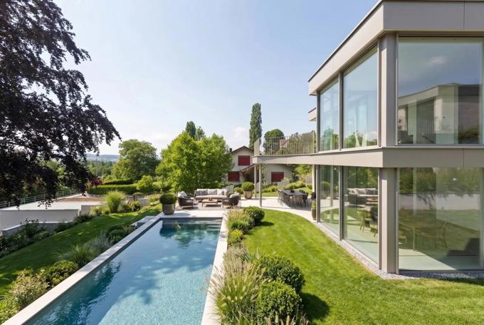 Exklusive Neubauvilla mit Pool und Seeblick